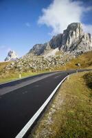 Visão do a estrada conduzindo para a dolomites foto