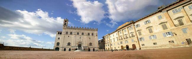 a Principal quadrado do gubio, uma pequeno medieval Cidade dentro central Itália foto