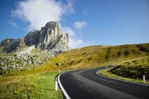 Visão do a estrada conduzindo para a dolomites foto