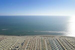 a equipado de praia do lido di camariore visto a partir de acima foto