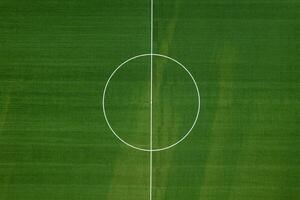 aéreo Visão do uma verde campo para jogando futebol foto