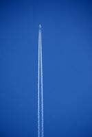 a trilhas dentro a céu este sair a aviões dentro voar foto