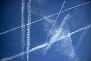 a trilhas dentro a céu este sair a aviões dentro voar foto