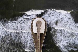 aéreo Visão às a alvorecer do a cais do lido di camariore Toscana Itália foto