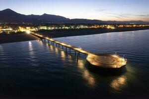 noite aéreo Visão do a cais do marina di pietrasanta Toscana Itália foto