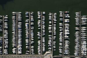 aéreo Visão do barcos ancorado dentro a turista porta do viareggio Itália foto