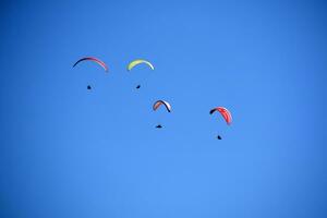 foto tiro do a voar do uma parapente grupo