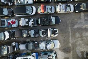 aéreo Visão do uma pequeno carro demolição parque foto