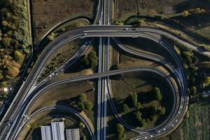 aéreo Visão do uma auto-estrada junção fotografado durante a dia foto