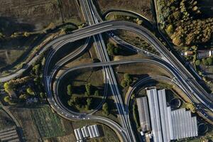 aéreo Visão do uma auto-estrada junção fotografado durante a dia foto