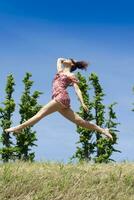 menina pulando dentro natureza dentro Primavera estação foto