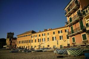 nascer do sol Visão do a baía do silêncio dentro sestri levante foto