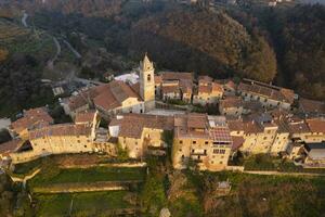 aéreo Visão do a pequeno Vila do monteggiori versilia foto