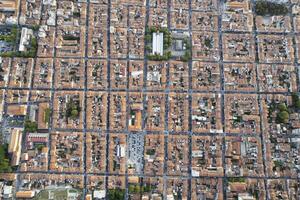 aéreo Visão do a urbanização do uma cidade foto