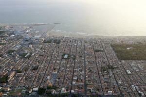 aéreo Visão do a urbanização do uma cidade foto