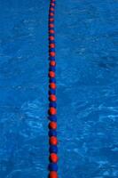 uma azul natação piscina com laranja e vermelho linhas foto