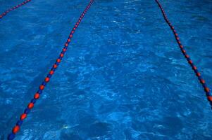 uma azul natação piscina com laranja e vermelho linhas foto