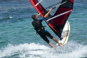 uma homem windsurf dentro a oceano foto