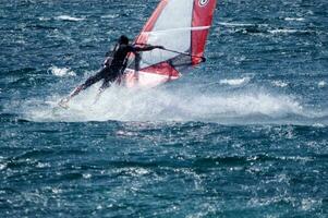 uma homem windsurf dentro a oceano foto