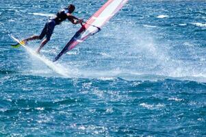 uma homem windsurf dentro a oceano foto