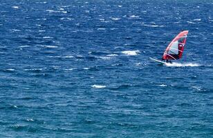 uma homem windsurf dentro a oceano foto