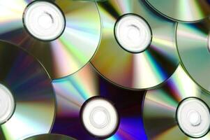 muitos cd's estão arranjado dentro uma círculo foto