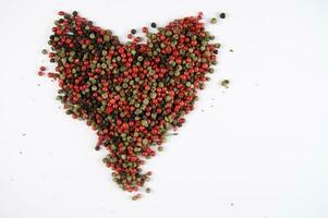 uma fechar acima do uma pilha do vermelho e verde pimentas foto