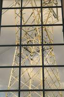 uma ampla elétrico torre com fios e fios foto