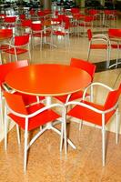 uma mesa e cadeiras dentro uma restaurante foto