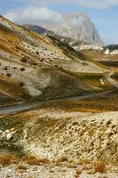 uma estrada enrolamento através uma montanha alcance foto