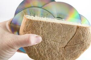 uma sanduíche com uma CD em topo do isto foto