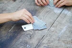 uma pessoa é jogando cartões com uma área coberta do cartões foto