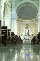 pessoas sentado dentro uma Igreja foto