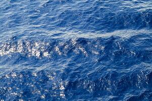 a aéreo Visão do a oceano com uma barco dentro a água foto