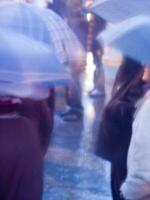 uma embaçado imagem do uma pessoa segurando a guarda-chuva foto