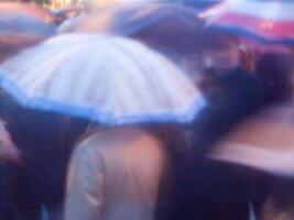 uma embaçado imagem do uma pessoa segurando a guarda-chuva foto