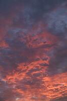 uma vermelho e laranja céu com nuvens foto