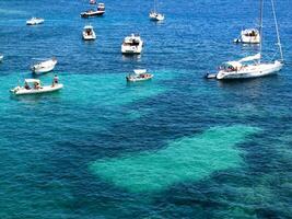 dois barcos na água foto