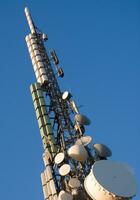 uma torre com muitos diferente tipos do antenas foto