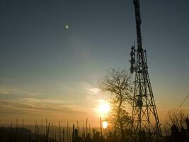 uma torre com muitos diferente tipos do antenas foto