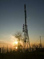 uma torre com muitos diferente tipos do antenas foto