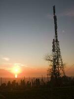 uma torre com muitos diferente tipos do antenas foto