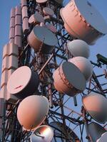 uma torre com muitos diferente tipos do antenas foto