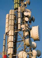 uma torre com muitos diferente tipos do antenas foto