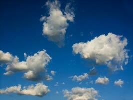 uma jato avião vôo através uma nublado céu foto