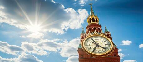 fechar-se Visão do relógios em a spasskaya torre do Moscou kremlin em uma verão manhã. a azul foto