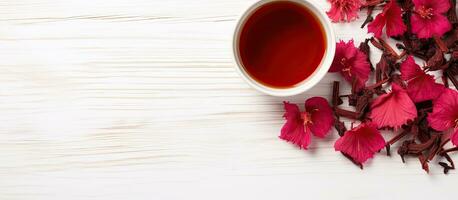 saudável ervas chá para uma saudável estilo de vida - uma topo Visão do hibisco chá e seco hibisco espalhados foto