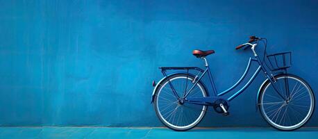 uma alta qualidade foto do uma bicicleta é posicionado contra uma azul parede, com esvaziar espaço acessível