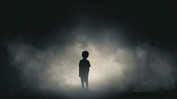 solitário criança dentro nebuloso neblina foto