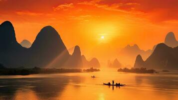 borrado rio e carste formação montanhas com brilhante laranja céu às pôr do sol dentro xingando China típica do Yangshuo s terreno foto